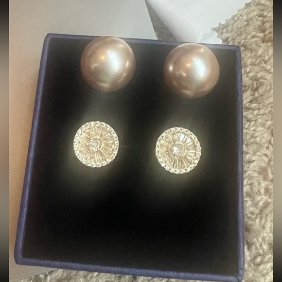 Gorgeous light brown pearl back swarovski elements stud earrings - Picture 4 of 12